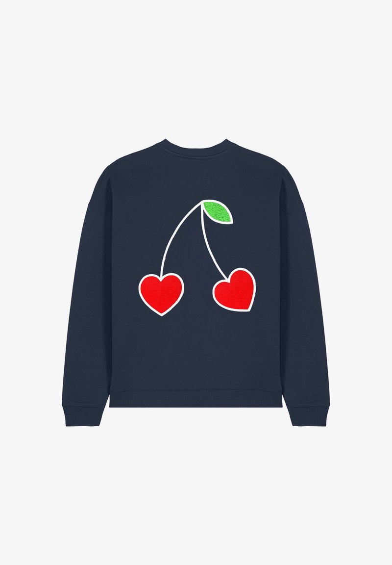 Marineblauwe sweatshirt met twee rood hartvormige kersen met een groen blad, omlijnd in het wit, op de voorkant. Zachte textuur en casual pasvorm.