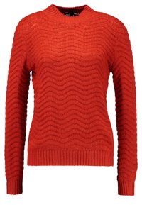 Červený pletený svetr s vlnkovou texturou, dlouhými rukávy a žebrovaným lemem. Má zaoblený výstřih a lehký materiál.