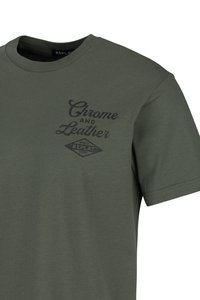 Olijfgroen T-shirt met korte mouwen met zwarte tekst "Chrome and Leather" en een diamantvormig logo "Speed Replay Shop" op de linkerkant van de borst.