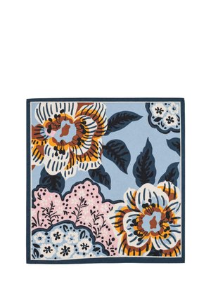 Sciarpa quadrata blu con grandi fiori arancioni, bianchi e marroni, foglie blu scuro e motivi floreali rosa e blu lungo i bordi.