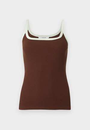 Καφέ ριμπ τοπ χωρίς μανίκια με λευκή λεπτομέρεια στη λαιμόκοψη και στα λουράκια, με τετράγωνο ντεκολτέ και λεπτές τιράντες.