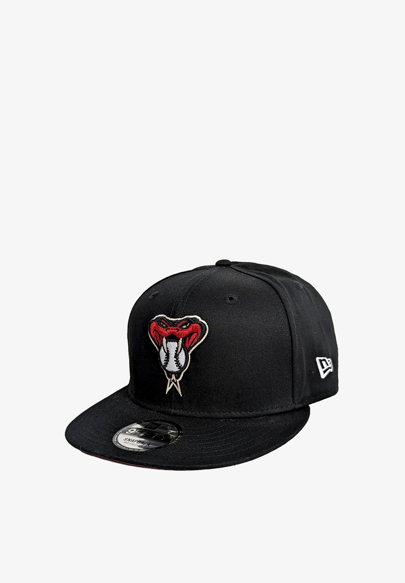 Schwarze Baseballmütze aus Stoff mit flachem Schirm. Auf der Vorderseite ist ein gesticktes Design einer roten und weißen Schlange zu sehen. Enthält ein Logo an der Seite.