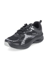Chaussure de sport Bullboxer noire et grise avec des panneaux en mesh, fermeture à lacets à l'avant, bandes réfléchissantes et semelle épaisse rembourrée.