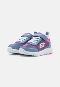 Zapatillas deportivas moradas y rosas con parte superior de malla, cuello acolchado, correa ajustable y suela de goma blanca. Destacable logo "S" y acentos texturizados.