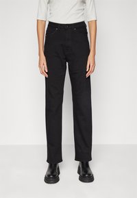Jeans negros de cintura alta con corte recto, hechos de tela de mezclilla. Presentan un cierre de botón, cinturas para el cinturón y bolsillos frontales.
