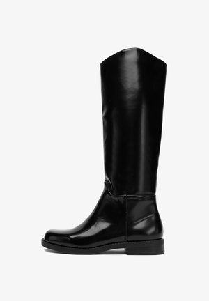 Botas de cuero negras hasta la rodilla con un acabado suave, puntera redondeada y suela plana. Presenta un diseño sencillo con mínimos adornos.