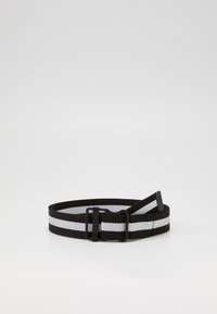 Svart nylonbelte med to hvite horisontale striper. Har en svart plastspenne og en teksturert vev for grep og holdbarhet.