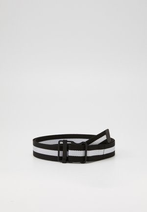 Zwarte nylon riem met twee witte horizontale strepen. Bevat een zwarte plastic gesp en een gestructureerde vlecht voor grip en duurzaamheid.