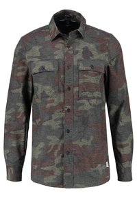 Chemise en flanelle camouflage aux teintes de vert, gris et marron. Comprend deux poches poitrine, une fermeture par boutons et un col standard.