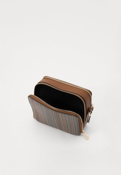 Brūns ādas rāvējslēdzēja maks ar daudzkrāsainu striķu audumu uz priekšpuses, melnu interjera oderi un zeltainām rāvējslēdzēja akcentiem.