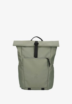 Sac à dos à rabat en matériau vert texturé. Il dispose d'une poche à fermeture éclair à l'avant, d'une sangle réglable et d'accents de motif triangulaire sur les côtés.