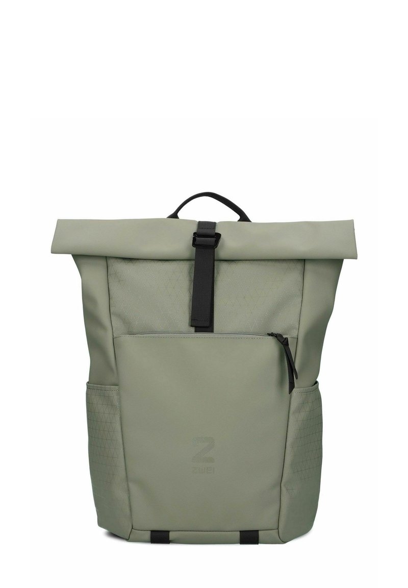 Sac à dos à rabat en matériau vert texturé. Il dispose d'une poche à fermeture éclair à l'avant, d'une sangle réglable et d'accents de motif triangulaire sur les côtés.