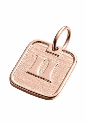 Charm cuadrado de oro rosa con un acabado texturizado, que presenta un destacado "II" grabado en una fuente elegante, y un pequeño lazo para su sujeción.