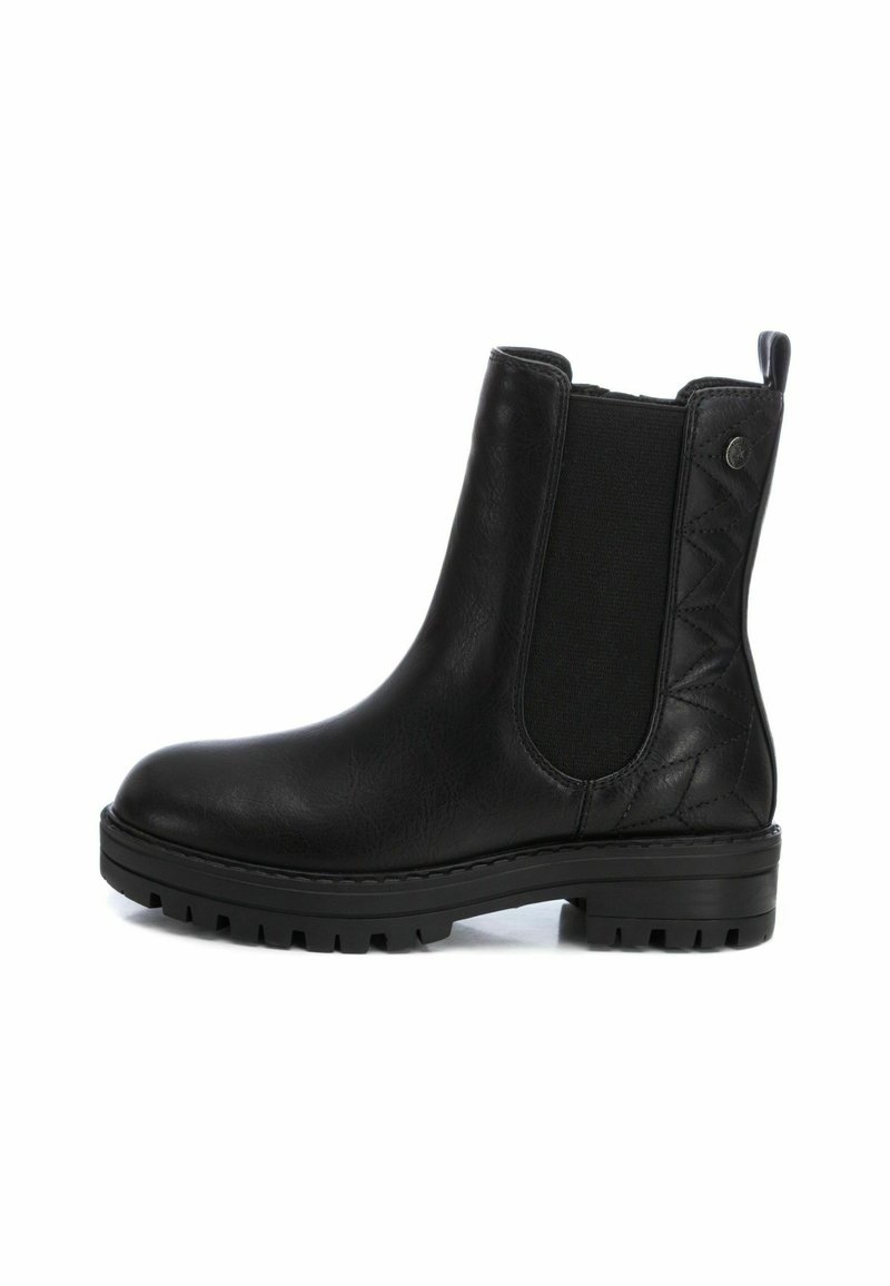 Botín Chelsea negro con parte superior de cuero suave, paneles laterales elásticos, acentos texturizados y suela de goma gruesa.