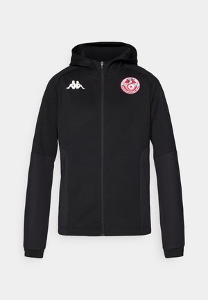 Crna zip-up dukserica izrađena od mekanog materijala s teksturiranim završetkom. Ima središnji logo i bijele naglaske na ramenima i rukavima.