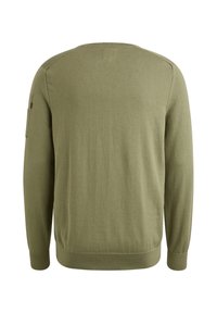 Pull vert olive à manches longues avec poignets et ourlet côtelés, doté d'une petite poche zippée sur la partie supérieure de la manche gauche.