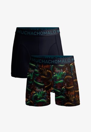 To par boxershorts med mærketaljer på linningen, den ene ensfarvet sort og den anden med et flerfarvet mønster af drager og templer på en mørk baggrund.