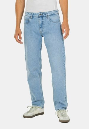 Hellblaue Denim-Jeans mit geradem Bein, fünf Taschen und einem klassischen Knopfverschluss. Merkmale sind eine ausgewaschene Textur und dezente Nähte.