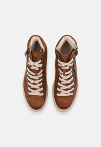 Scarpe alte in pelle marrone con lacci beige, cerniera laterale e tomaia texturizzata. Fodera morbida e suole imbottite per il massimo comfort.