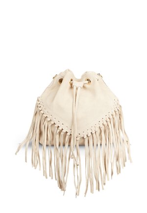 Sac à main en daim beige à cordon avec longues franges le long du bord inférieur et œillets dorés en haut.