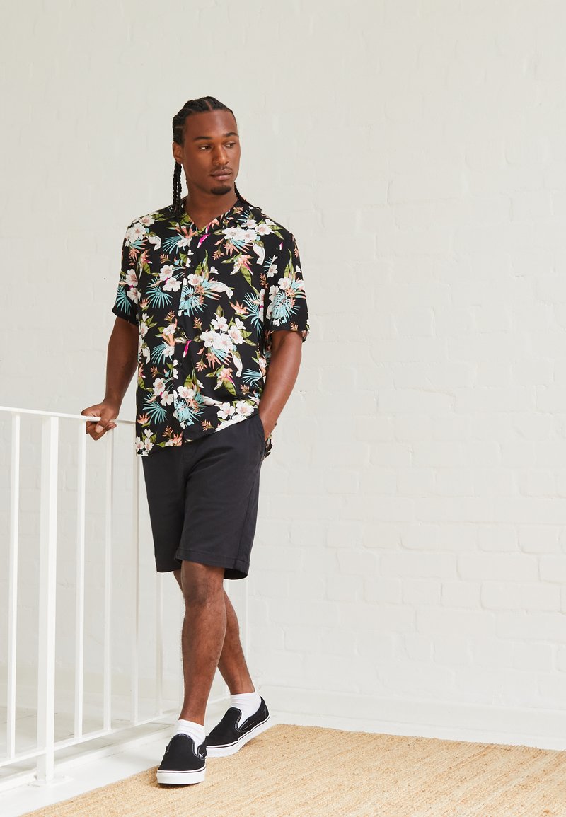 Urban Classics - AOP RESORT - Camicia - blacktropical, Ingrandire