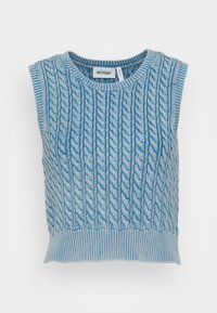 Top sans manches en tricot bleu clair avec motif en câble, encolure et ourlet côtelés. Fabriqué dans un tissu doux, design court. Étiquette de marque visible.