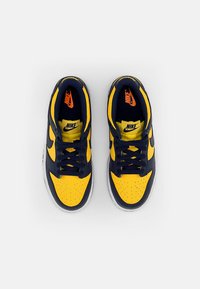 Nike Sportswear DUNK LOW - Sneakers basse - varsity/midnight navy-white-total orange