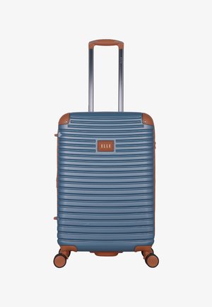 Blauer Hartschalenkoffer mit horizontalen Rillen, brauner Umrandung, vier schwenkbaren Rollen, Teleskopgriff und vorderem Markenetikett mit der Aufschrift "ELLE".