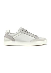 Sneaker grigio caratterizzato da una combinazione di materiali lisci e testurizzati, punta arrotondata, allacciatura anteriore e suola bianca a contrasto.