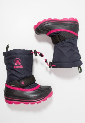 Schwarze und marineblaue wasserdichte Stiefel mit einem pinken Akzentband und Schnürsenkeln, verstellbarem Schaft, robustem Profil und Logo-Details an der Seite.