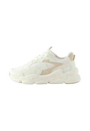 Weißer und beiger klobiger Sneaker mit Mesh- und Lederdetails, dicker strukturierter Sohle und Zuglaschen an Zunge und Ferse.