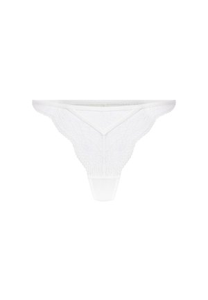 Witte kanten string met meshdetails, met een driehoekige vorm en een gestructureerde stof, die een delicate uitstraling en minimale bedekking biedt.