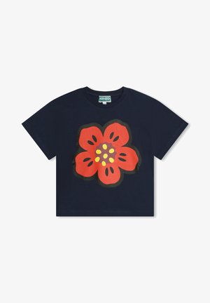Granatowy krótki top z krótkim rękawem z dużym czerwonym kwiatem na przodzie, z żółto-ciemnofioletowym środkiem.