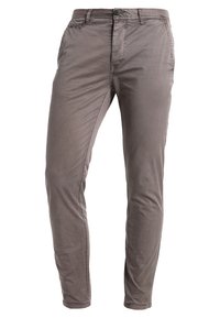 Slim-fit byxor i en dämpad grå tyg, med en mjuk textur, framfickor och en knappstängning i midjan.