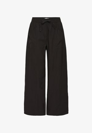 Czarne spodnie o szerokich nogawkach wykonane z miękkiego materiału, wyposażone w elastyczny pas, sznurek do wiązania oraz dwie boczne kieszenie, z widocznymi detalami przeszyć.