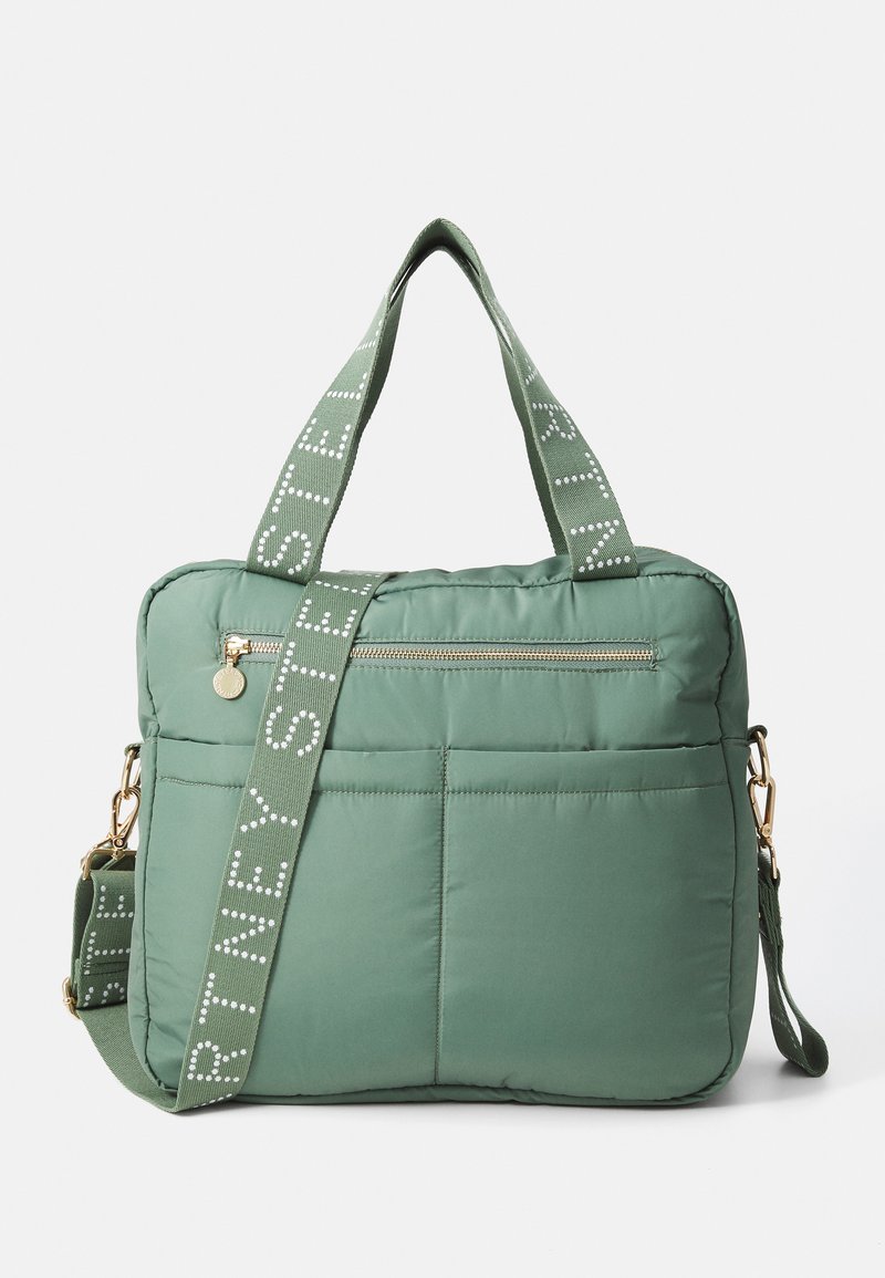 Grønn polstret veske med en glidelåslomme, justerbar stropp og dekorativ tekst. Gylne metallbeslag og glatt stofftekstur.