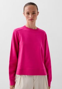Roze sweatshirt van zachte stof met een ronde hals, ribgebreide manchetten en een licht verkorte zoom. Minimalistisch ontwerp, geen opvallende patronen.