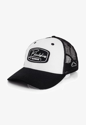 Weiße und schwarze Kappe mit einem runden Schild, Netzrücken und einem Logo-Patch auf der Vorderseite; mit Nähdetails und einem Seiten-Wolkenemblem.