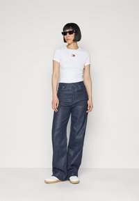 Tommy Jeans BADGE - T-Shirt basic - white