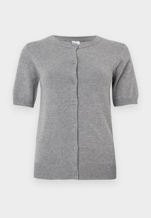 Cardigan gris à manches courtes en tissu tricoté doux, avec un col rond et une fermeture à cinq boutons sur le devant.