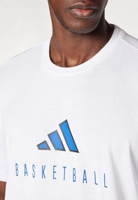 adidas Performance WORLDWIDE HOOPS LOGO GRAPHIC - Trükipildiga T-särk - white