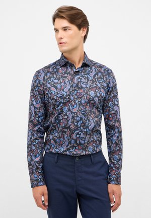 Langarmhemd mit einem dunkelblauen Hintergrund und aufwändigen Blumen- und Paisleymustern in Blau-, Rot- und Rosatönen. Mit Knopfkragen.