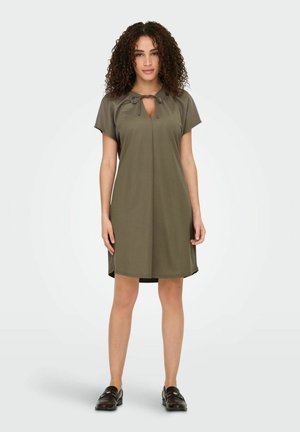 Robe courte vert olive avec un décolleté en trou de serrure et un détail nœud. Le tissu semble doux, avec des manches courtes et une silhouette légèrement évasée.