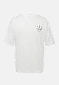 Hvit bomulls T-skjorte med rund hals og korte ermer. Har et lite svart spiraltekstdesign på venstre brystområde.