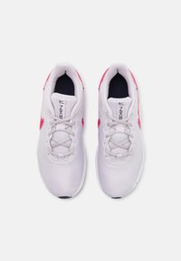 Nike Performance LEGEND ESSENTIAL  - Sapatilha de treino - venice/rush pink/white/blackened blue/mystic hibiscus