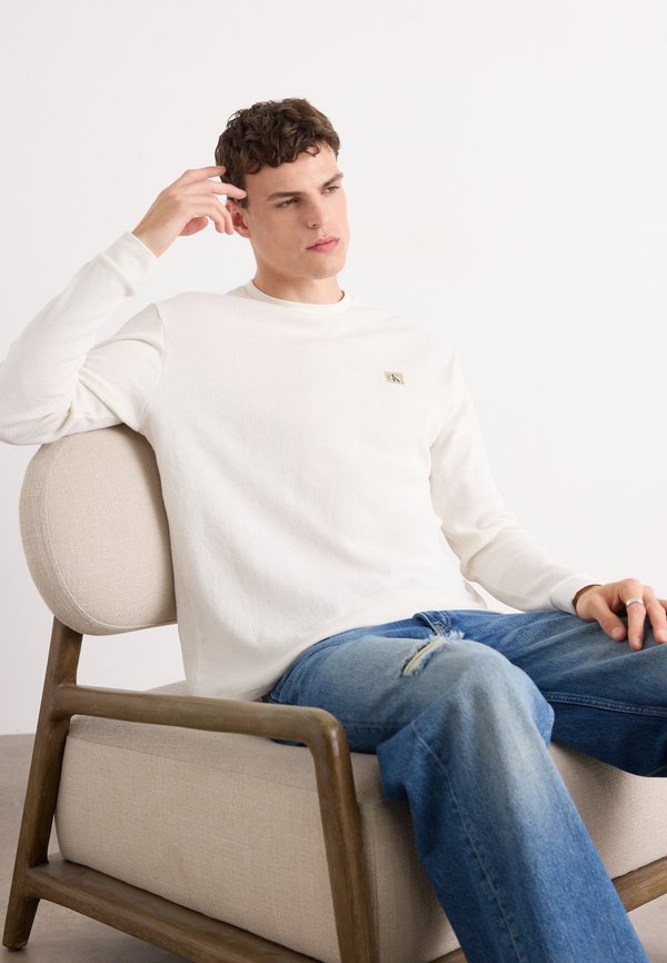 BADGE TEE - Long sleeved top - tofu