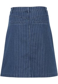 Jeanskjol med vertikala vita randiga detaljer, utsvängd A-linjeform, två bakfickor och en synlig mittsöm. Blåtvätt finish.