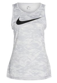 Witte tanktop gemaakt van lichtgewicht stof met een subtiel gestructureerd patroon. Voorzien van een zwart Nike-logo aan de voorkant. Mouwloos ontwerp.