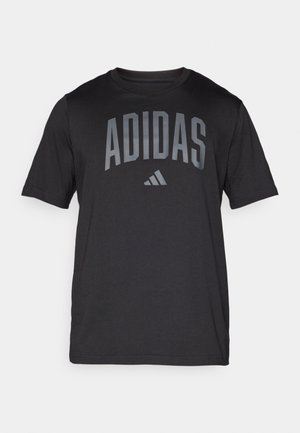 Čierne tričko s krátkym rukávom z hladkej látky. Na hrudi je veľké sivé logo "ADIDAS" s trojuholníkovým detailom pod ním.
