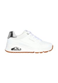 Sneaker bianca Skechers con design perforato, dettagli argentati sul tallone, chiusura con lacci e una borsa d'aria trasparente nella suola, suola in gomma.
